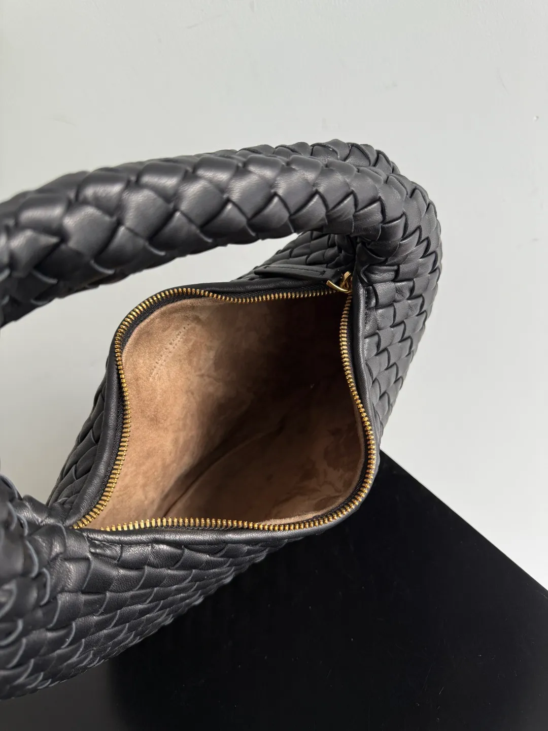 Batch 1720 BV Bottega Veneta's new early spring women's shoulder bag. The soft and delicate Hobo bag in small size is shipped! Many friends are waiting for this bag. It has a round shape and a large capacity. It can hold a 50-fold umbrella inside. Babies with a lot of daily items do not need to worry about the capacity of this bag. It is a practical bag for traveling and commuting. Although it is fluffy, it is soft and comfortable when carried on one shoulder. It has a modern and retro feel. Model No.: 856736 Size: 35*21*5cm